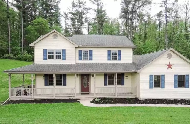 Quiet Hilltop Manor Minutes from PSU/Airport
