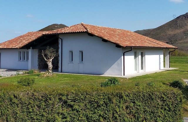 Quiet house between ocean and mountain