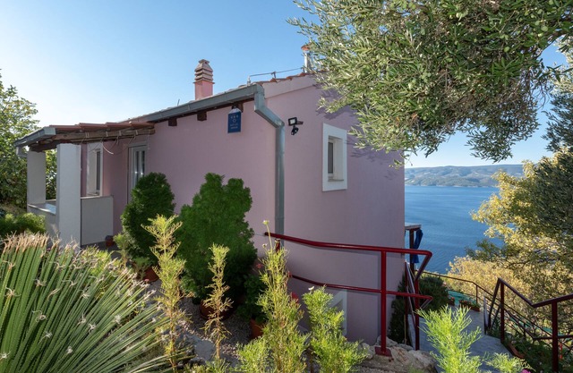 Quiet house in a stone village with panoramic sea views