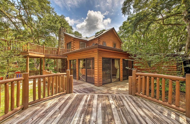 Quiet Inverness Log Cabin w/Furnished Deck!