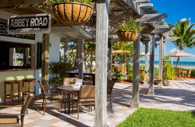 QUIET KEY WEST RESORT NEXT TO AIRPORT - FANTASY FEST - 2/2 WATERFRONT BALCONY