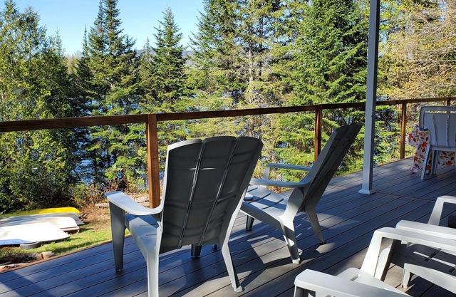 Quiet Lakefront property with Private Bathroom - Hotel type room - no Kitchen