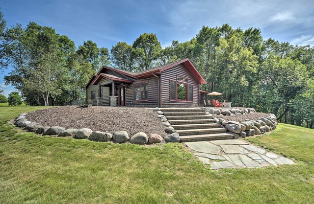 Quiet Lakeside Cabin: Patio & Stunning Views!