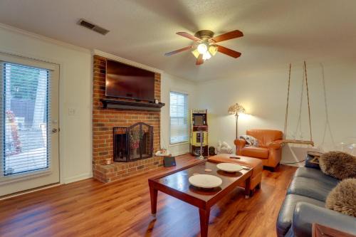 Quiet Marietta Townhome about 5 Mi to The Battery!