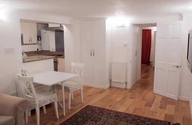 Quiet modern apartment near to Sutton and trains for Central London