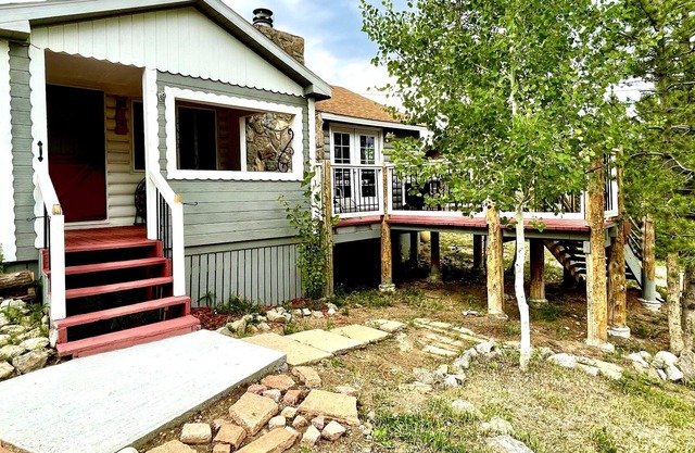 Quiet Mountain Cabin walking distance to biking and hiking trails!