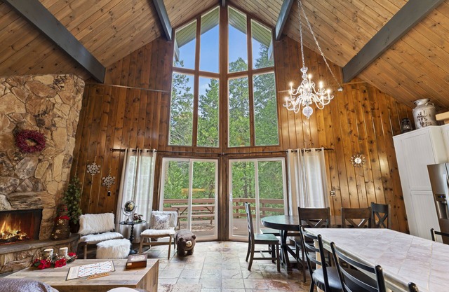 Quiet mountain getaway! Come relax in our cozy cabin surrounded by trees.