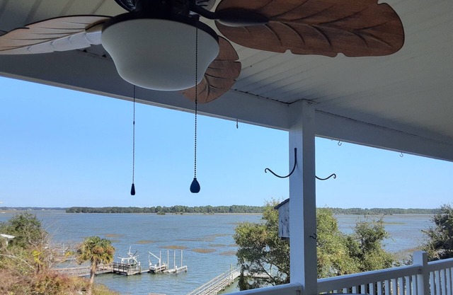 Quiet Nature & Sunset Water Views. nHave a Folly Great Time!