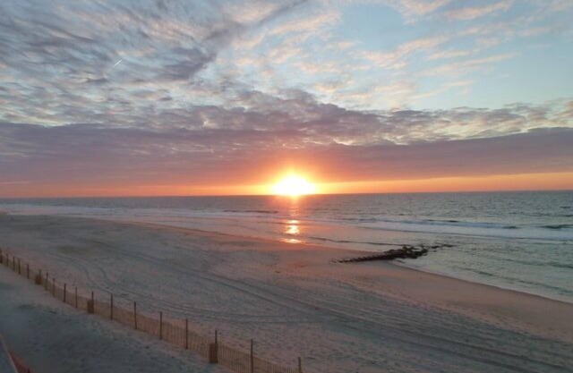 Quiet North Beach Oceanfront Steps to Private Beach 4 Night Min Stays Available