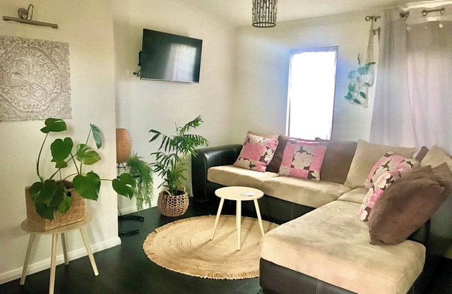Quiet Oasis, Walk to the Beach and cafes. Stylish and Modern
