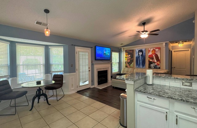 Quiet, Private Charlotte Getaway. Close to Everything!