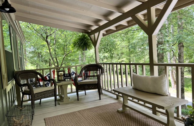 Quiet private cottage situated on 3 acres with 2 creeks running through it