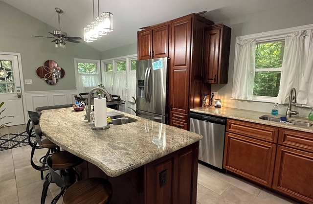 Quiet, quaint 2 bedroom 2 bath upstairs apartment 3.5 miles from UNC