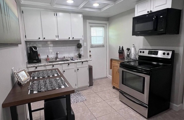 Quiet Queen Cottage in Seminole Heights