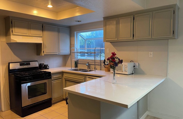 Quiet, safe and convenient 3-bedroom house with WiFi and AC in gorgeous Glendale