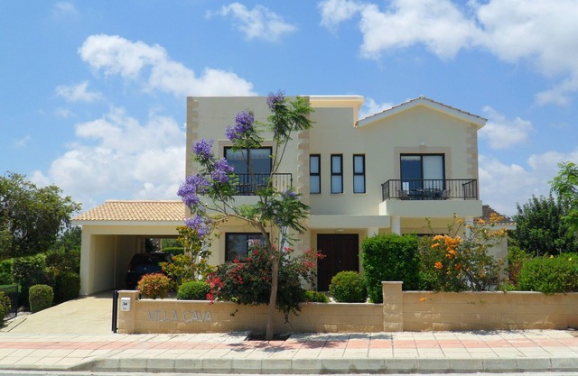Quiet sea view villa with private pool and large garden