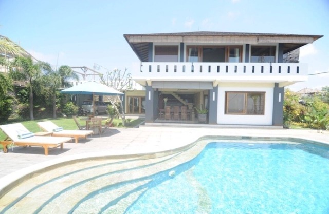 Quiet secluded hilltop villa with amazing views