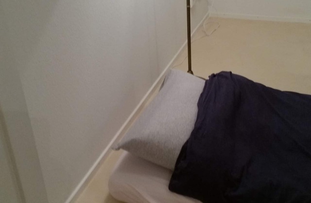 Quiet sleeping area in the dressing room 12 m2 with window - mattress on the floor