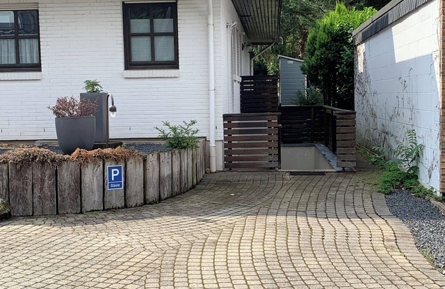 Quiet & spacious single room with top location and free parking space