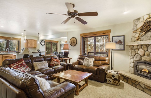 Quiet - Spacious- On Ski Bus Line - Community Hot Tubs - WD
