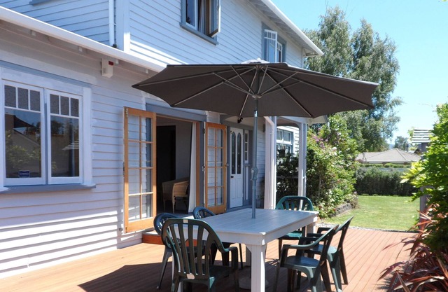 Quiet spacious comfortable home Wi-Fi sundeck 2 living areas large outdoor areas