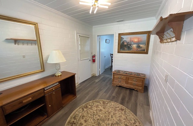 Quiet spacious Home by Lake Harris. Walk to Venation gardens, stroll by the Lake