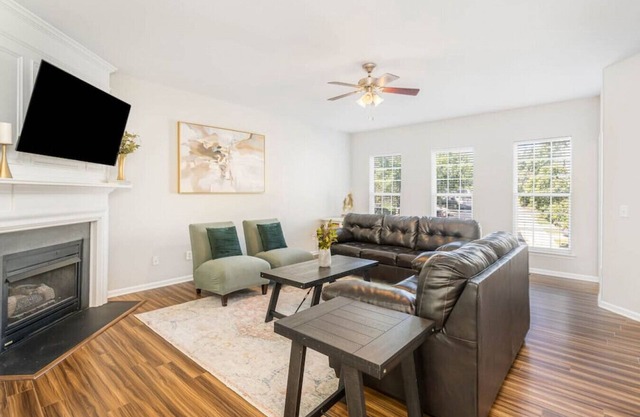Quiet Spacious Home- central to Airport, Crabtree & food