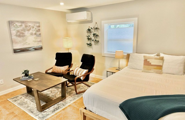Quiet studio apartment in the heart of Black Mountain. Perfect for getaways!