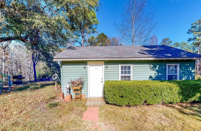 Quiet studio backed by woods, large dog-friendly yard