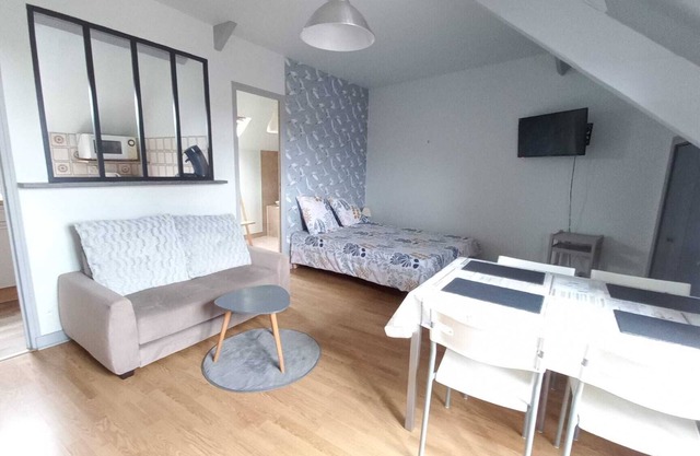 Quiet studio near station/beaches and town center