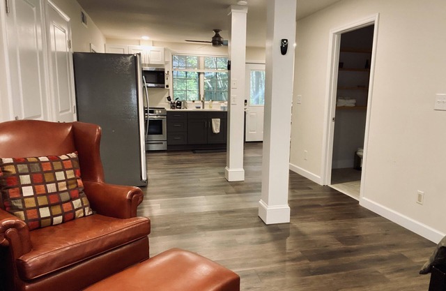 Quiet studio with full kitchen in Beverly Hills neighborhood 5 min from the pkwy