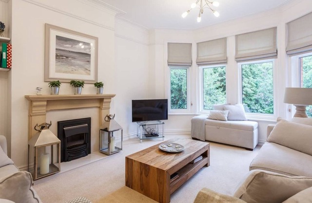 Quiet, stylish, 2BR/2-bath flat near Sandbanks, 3 mins to beach, sleeps 4+2
