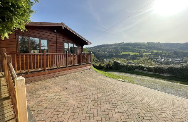 Quiet Sunny South Facing Lodge, Private Decking with Great views & Car Parking