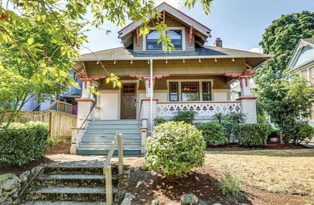 Quiet Sunnyside Bungalow in Ideal Location