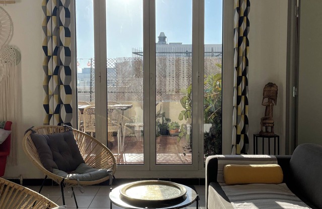 Quiet top floor with sunny private terrace, ideal to visit Marseille or Provence
