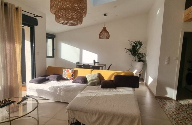Quiet town house, close to the sea and shops.
