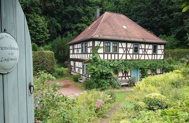 Quiet vacation apartment in Glücksbrunn Castle Park - right next to Altenstein Park