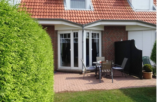 Quiet vacation home offers a wonderful view of the dyke and many sports and leisure activities