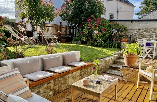 Quiet vacation home with enclosed garden 200m from Tréboul beaches.