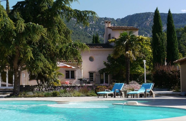 Quiet villa in large nature area, with swimming pool and private tennis court