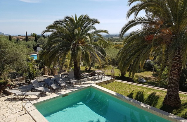 Quiet villa with pool, sea view, petanque, garden, wifi, parking