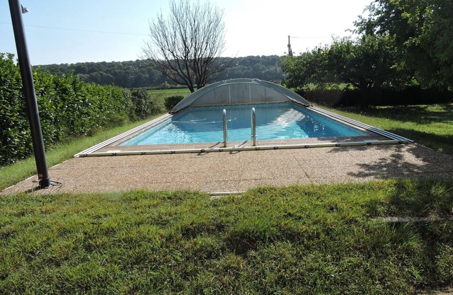 Quiet villa with swimming pool and wooded garden, sleeps 10 to 12.