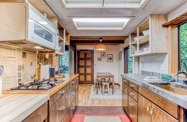 Quiet waterfront cabin on an acre lot with private hot tub & river access