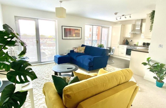 Quiet Waterfront City Centre Apartment CH1 with stunning views & Parking