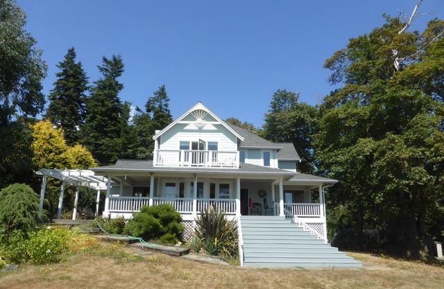 Quiet waterfront home in Indianola, Kitsap County, Seattle