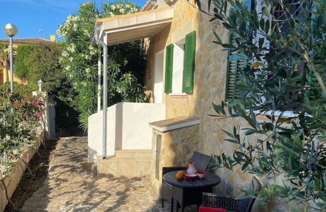 Quietly located 4-person vacation home with garden, roof terrace with sea view