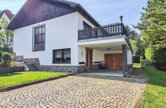 Quietly located cottage on 1000sqm large property above the town of Berga.