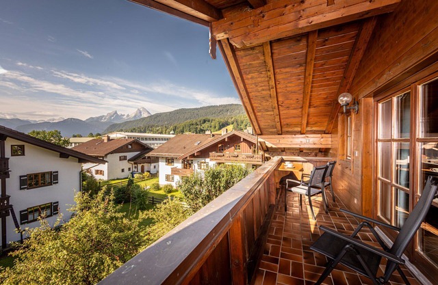 Quietly located vacation apartment "Watzmann Family" with balcony and magnificent mountain views