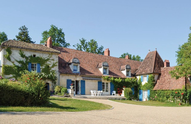Quietly located in the Auvézère river valley, this elegant vacation property welcomes you on a 1 hec