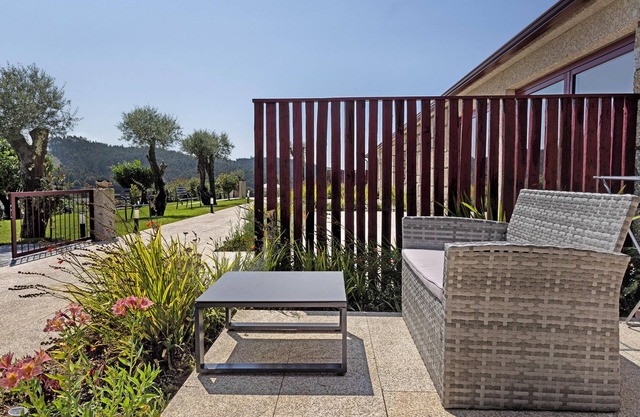 Quinta of Carvoeiras 'Casa Do Caseiro - T2' with Lake View, Wi-Fi and Air Conditioning